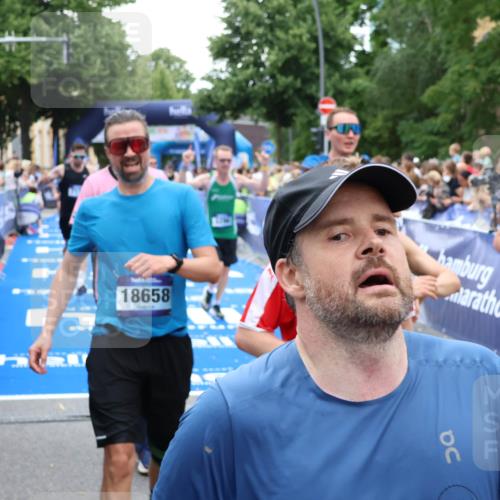29.06.2025 - hella hamburg halbmarathon Zöllner http://msf.ph/oto/8211159 29.06.2025 10:50:16 Ziel 1119, 3296, 7176, 7930, 7932, 8313, 8921, 10371, 11607, 12235, 13282, 13690, 15620, 18499, 18811, 19040 meine-sportfotos.de