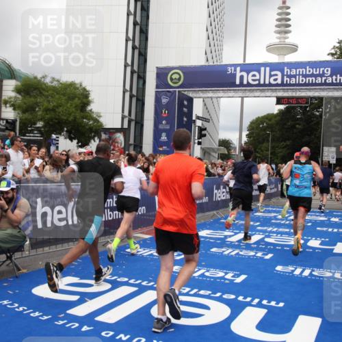 29.06.2025 - hella hamburg halbmarathon Michael Strokosch http://msf.ph/oto/8211193 29.06.2025 10:46:39 Ziel 1920, 4497, 5459, 8482, 9051, 9232, 9386, 9529, 13525, 13554, 15026, 15133, 15206, 15714, 17281, 17461, 18297, 18882 meine-sportfotos.de