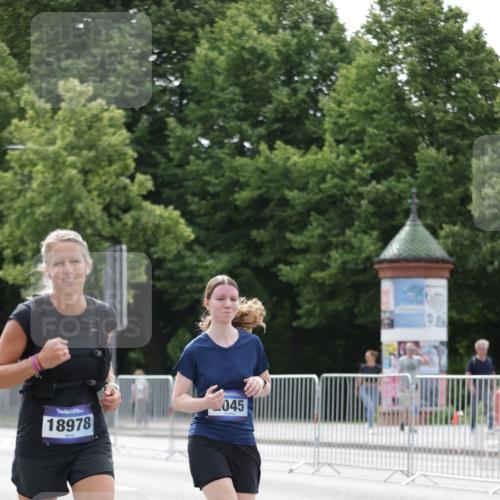 29.06.2025 - hella hamburg halbmarathon Jannik Wohlers http://msf.ph/oto/8211196 29.06.2025 10:26:32 Lombardsbrücke 1793, 1973, 2045, 4358, 5494, 5495, 6625, 6637, 7069, 8056, 10465, 11110, 11740, 12071, 13462, 15027, 15108, 15878, 16479, 17049, 18516, 18962, 18978 meine-sportfotos.de