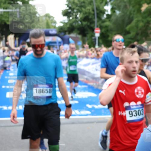 29.06.2025 - hella hamburg halbmarathon Zöllner http://msf.ph/oto/8211202 29.06.2025 10:50:16 Ziel 1119, 3296, 7176, 7930, 7932, 8313, 8921, 10371, 11607, 12235, 13282, 13690, 15620, 18499, 18811, 19040 meine-sportfotos.de