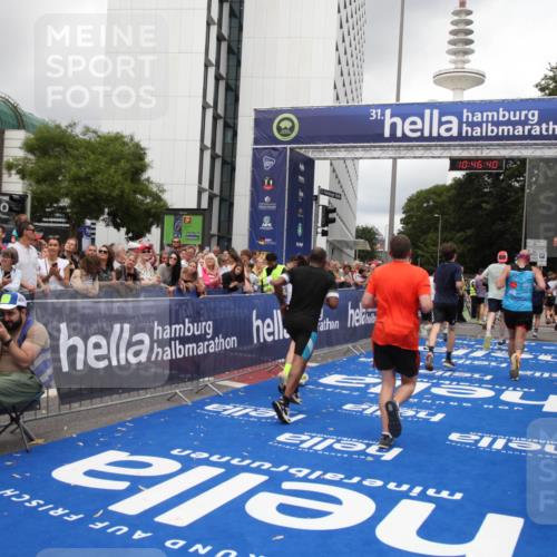29.06.2025 - hella hamburg halbmarathon Michael Strokosch http://msf.ph/oto/8211236 29.06.2025 10:46:39 Ziel 1920, 4497, 5459, 8482, 9051, 9232, 9386, 9529, 13525, 13554, 15026, 15133, 15206, 15714, 17281, 17461, 18297, 18882 meine-sportfotos.de
