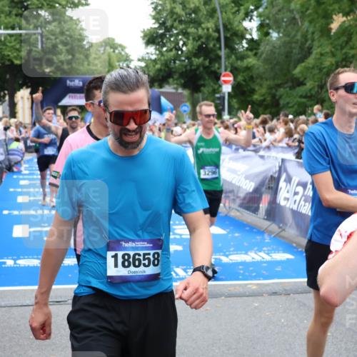 29.06.2025 - hella hamburg halbmarathon Zöllner http://msf.ph/oto/8211280 29.06.2025 10:50:17 Ziel 1119, 3296, 4933, 7176, 7930, 7932, 8921, 10371, 11607, 12235, 13609, 13690, 15620, 16000, 18499, 18811, 19040 meine-sportfotos.de