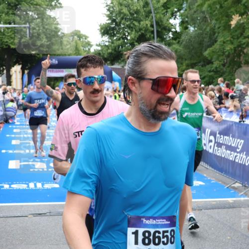29.06.2025 - hella hamburg halbmarathon Zöllner http://msf.ph/oto/8211360 29.06.2025 10:50:17 Ziel 1119, 3296, 4933, 7176, 7930, 7932, 8921, 10371, 11607, 12235, 13609, 13690, 15620, 16000, 18499, 18811, 19040 meine-sportfotos.de