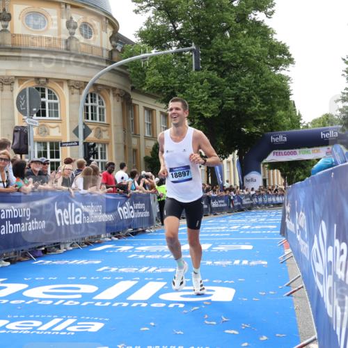 29.06.2025 - hella hamburg halbmarathon Strokosch-Dieckow http://msf.ph/oto/8211366 29.06.2025 10:22:45 Ziel 2618, 16548, 18897 meine-sportfotos.de
