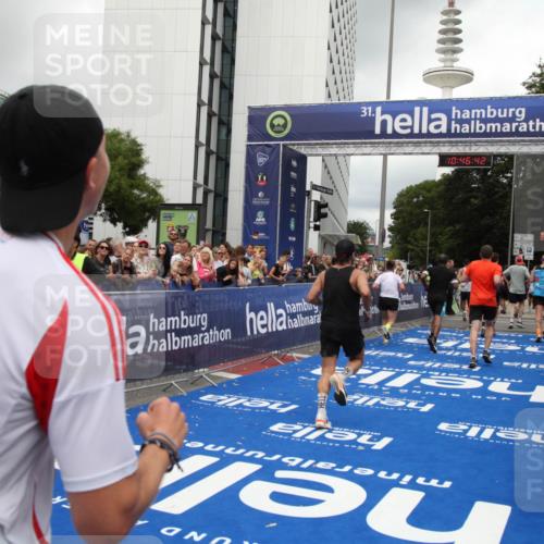 29.06.2025 - hella hamburg halbmarathon Michael Strokosch http://msf.ph/oto/8211401 29.06.2025 10:46:41 Ziel 1920, 1942, 5459, 9051, 9529, 13525, 13554, 15026, 15133, 15206, 15714, 17281, 17461, 18297, 18882 meine-sportfotos.de