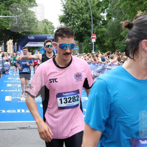 29.06.2025 - hella hamburg halbmarathon Zöllner http://msf.ph/oto/8211403 29.06.2025 10:50:18 Ziel 1119, 3296, 4933, 7176, 7930, 7932, 8921, 10371, 11607, 12235, 12949, 13609, 13690, 15620, 16000, 16242, 18499, 18811, 19040 meine-sportfotos.de