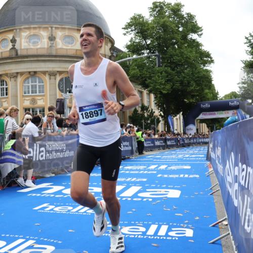 29.06.2025 - hella hamburg halbmarathon Strokosch-Dieckow http://msf.ph/oto/8211413 29.06.2025 10:22:46 Ziel 16548, 18897 meine-sportfotos.de