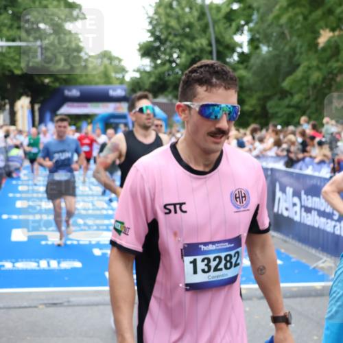 29.06.2025 - hella hamburg halbmarathon Zöllner http://msf.ph/oto/8211452 29.06.2025 10:50:18 Ziel 1119, 3296, 4933, 7176, 7930, 7932, 8921, 10371, 11607, 12235, 12949, 13609, 13690, 15620, 16000, 16242, 18499, 18811, 19040 meine-sportfotos.de
