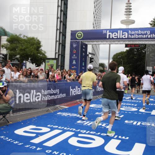 29.06.2025 - hella hamburg halbmarathon Michael Strokosch http://msf.ph/oto/8211501 29.06.2025 10:46:43 Ziel 1920, 1942, 9051, 13525, 13554, 15026, 15133, 15206, 15714, 16175, 17865, 18297, 19128 meine-sportfotos.de
