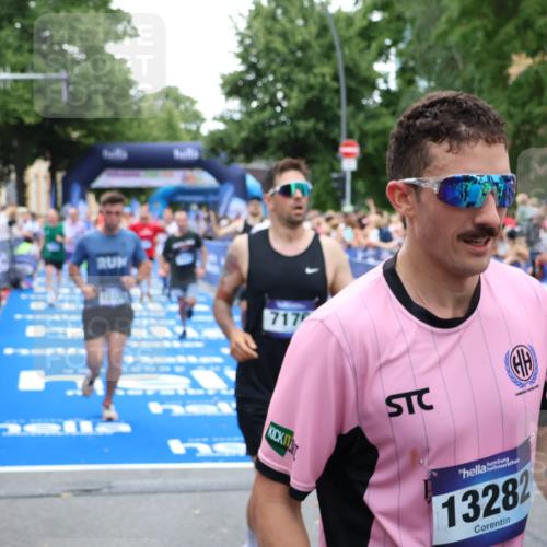 29.06.2025 - hella hamburg halbmarathon Zöllner http://msf.ph/oto/8211503 29.06.2025 10:50:18 Ziel 1119, 3296, 4933, 7176, 7930, 7932, 8921, 10371, 11607, 12235, 12949, 13609, 13690, 15620, 16000, 16242, 18499, 18811, 19040 meine-sportfotos.de