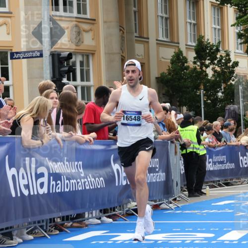 29.06.2025 - hella hamburg halbmarathon Strokosch-Dieckow http://msf.ph/oto/8211512 29.06.2025 10:22:53 Ziel 4128, 11624, 16548, 18328 meine-sportfotos.de