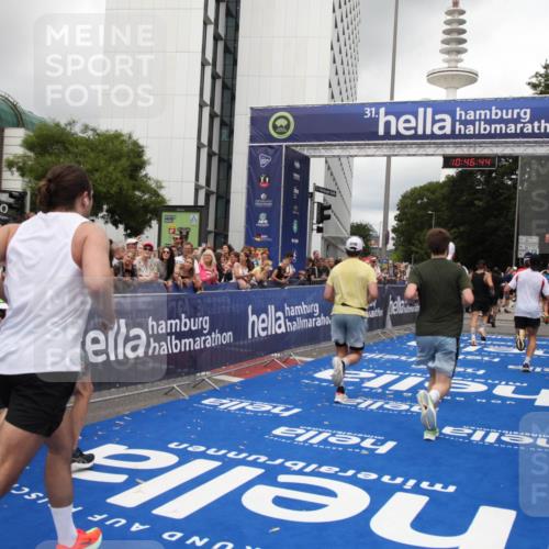 29.06.2025 - hella hamburg halbmarathon Michael Strokosch http://msf.ph/oto/8211556 29.06.2025 10:46:43 Ziel 1920, 1942, 9051, 13525, 13554, 15026, 15133, 15206, 15714, 16175, 17865, 18297, 19128 meine-sportfotos.de