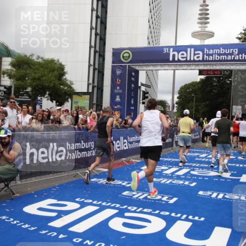 29.06.2025 - hella hamburg halbmarathon Michael Strokosch http://msf.ph/oto/8211564 29.06.2025 10:46:44 Ziel 1920, 1942, 9051, 13525, 13554, 15026, 15133, 15714, 16175, 17743, 17865, 18297, 19128 meine-sportfotos.de