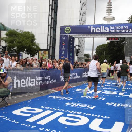 29.06.2025 - hella hamburg halbmarathon Michael Strokosch http://msf.ph/oto/8211572 29.06.2025 10:46:44 Ziel 1920, 1942, 9051, 13525, 13554, 15026, 15133, 15714, 16175, 17743, 17865, 18297, 19128 meine-sportfotos.de