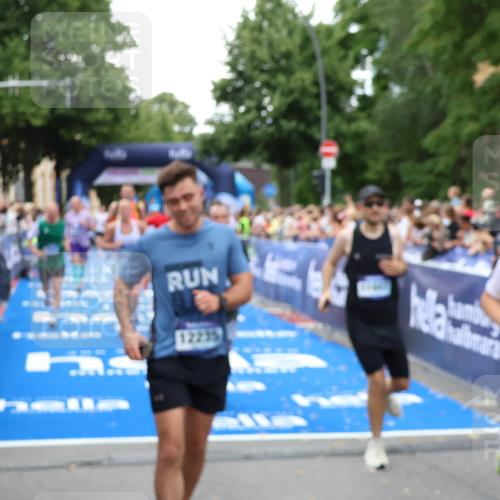 29.06.2025 - hella hamburg halbmarathon Zöllner http://msf.ph/oto/8211583 29.06.2025 10:50:20 Ziel 1119, 4933, 7930, 7932, 8921, 10371, 11607, 12949, 13609, 13690, 14034, 15620, 16000, 16242, 18499, 18811, 19040 meine-sportfotos.de