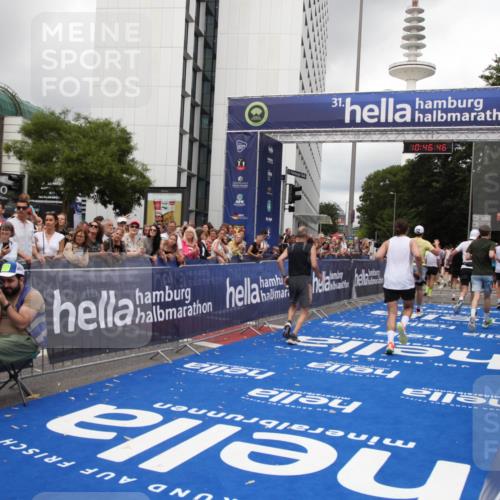 29.06.2025 - hella hamburg halbmarathon Michael Strokosch http://msf.ph/oto/8211585 29.06.2025 10:46:45 Ziel 1920, 1942, 3976, 6630, 9051, 13554, 15026, 15133, 15714, 16175, 17743, 17865, 18297, 19128 meine-sportfotos.de