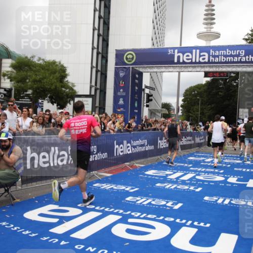29.06.2025 - hella hamburg halbmarathon Michael Strokosch http://msf.ph/oto/8211613 29.06.2025 10:46:45 Ziel 1920, 1942, 3976, 6630, 9051, 13554, 15026, 15133, 15714, 16175, 17743, 17865, 18297, 19128 meine-sportfotos.de