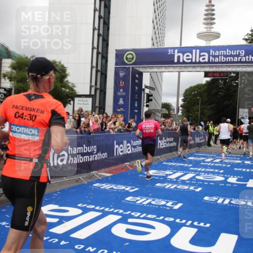 29.06.2025 - hella hamburg halbmarathon Michael Strokosch http://msf.ph/oto/8211702 29.06.2025 10:46:46 Ziel 1920, 1942, 3976, 6630, 9051, 13554, 14541, 15026, 15714, 15900, 16175, 17743, 17865, 18297, 19128 meine-sportfotos.de