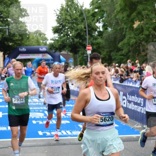 29.06.2025 - hella hamburg halbmarathon Zöllner http://msf.ph/oto/8211711 29.06.2025 10:50:23 Ziel 4247, 4933, 7930, 7932, 8899, 8921, 12035, 12949, 13609, 13690, 14034, 16000, 16242, 18499, 18811, 19040 meine-sportfotos.de