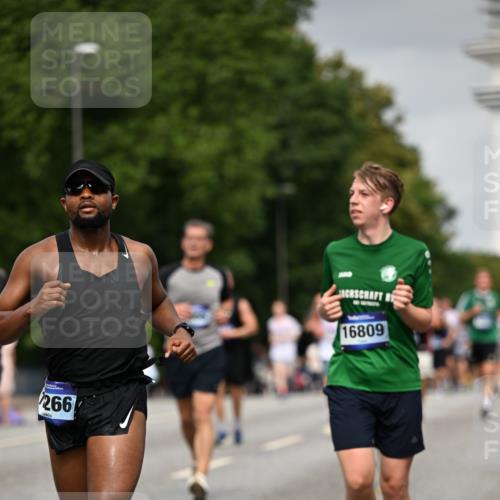 29.06.2025 - hella hamburg halbmarathon Dr. Thomas Lammeyer http://msf.ph/oto/8211756 29.06.2025 10:12:37 Kennedybrücke 1147, 1188, 1527, 2190, 2309, 2978, 5100, 5885, 6590, 6674, 6918, 7348, 7453, 9071, 9457, 9616, 9718, 9966, 10857 meine-sportfotos.de