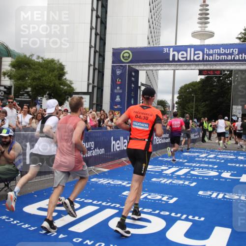 29.06.2025 - hella hamburg halbmarathon Michael Strokosch http://msf.ph/oto/8211759 29.06.2025 10:46:47 Ziel 1920, 1942, 3976, 6630, 11858, 13554, 14541, 15026, 15714, 15900, 16175, 17353, 17743, 17865, 18297, 19128 meine-sportfotos.de