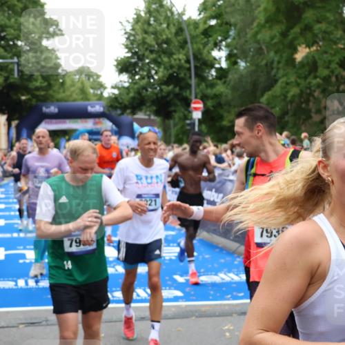 29.06.2025 - hella hamburg halbmarathon Zöllner http://msf.ph/oto/8211785 29.06.2025 10:50:24 Ziel 4247, 4933, 6795, 8899, 8921, 12035, 12949, 13609, 13690, 14034, 16000, 16242, 18499 meine-sportfotos.de