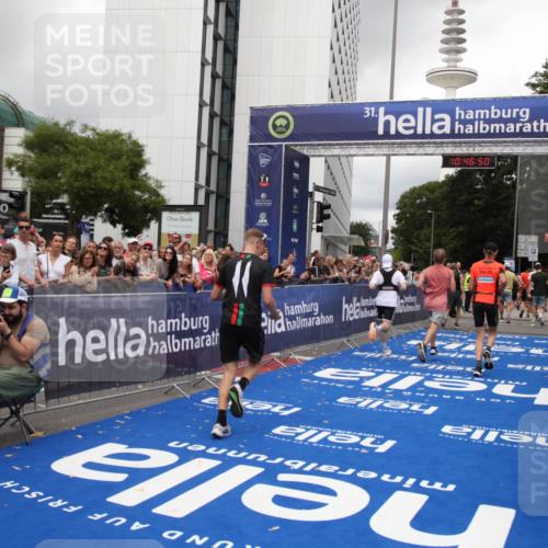 29.06.2025 - hella hamburg halbmarathon Michael Strokosch http://msf.ph/oto/8211848 29.06.2025 10:46:48 Ziel 1920, 1942, 3976, 6630, 11858, 14541, 15714, 15900, 16175, 17353, 17669, 17743, 17865, 18297, 19128 meine-sportfotos.de
