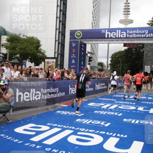 29.06.2025 - hella hamburg halbmarathon Michael Strokosch http://msf.ph/oto/8211857 29.06.2025 10:46:49 Ziel 1942, 3976, 6630, 11858, 13940, 14541, 15900, 16175, 17353, 17669, 17743, 17865, 19128 meine-sportfotos.de