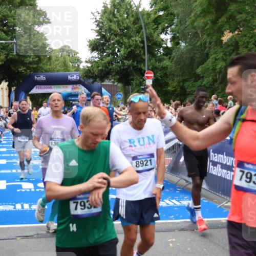 29.06.2025 - hella hamburg halbmarathon Zöllner http://msf.ph/oto/8211877 29.06.2025 10:50:24 Ziel 4247, 4933, 6795, 8899, 8921, 12035, 12949, 13609, 13690, 14034, 16000, 16242, 18499 meine-sportfotos.de