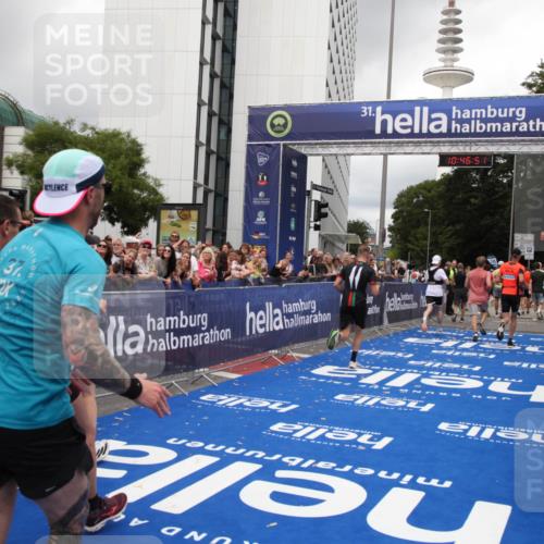 29.06.2025 - hella hamburg halbmarathon Michael Strokosch http://msf.ph/oto/8211894 29.06.2025 10:46:49 Ziel 1942, 3976, 6630, 11858, 13940, 14541, 15900, 16175, 17353, 17669, 17743, 17865, 19128 meine-sportfotos.de