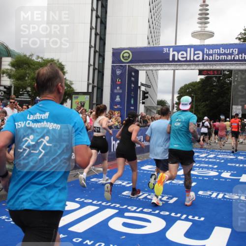 29.06.2025 - hella hamburg halbmarathon Michael Strokosch http://msf.ph/oto/8211927 29.06.2025 10:46:50 Ziel 3976, 6630, 11858, 13940, 14541, 15900, 16175, 17353, 17492, 17669, 17743, 17865, 19128 meine-sportfotos.de