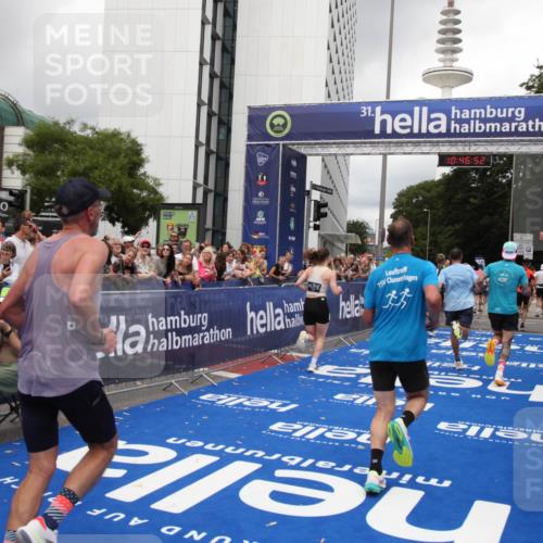 29.06.2025 - hella hamburg halbmarathon Michael Strokosch http://msf.ph/oto/8211935 29.06.2025 10:46:51 Ziel 3976, 6630, 11858, 13940, 14541, 15900, 16175, 17353, 17492, 17669, 17743, 17865, 17892, 19128 meine-sportfotos.de