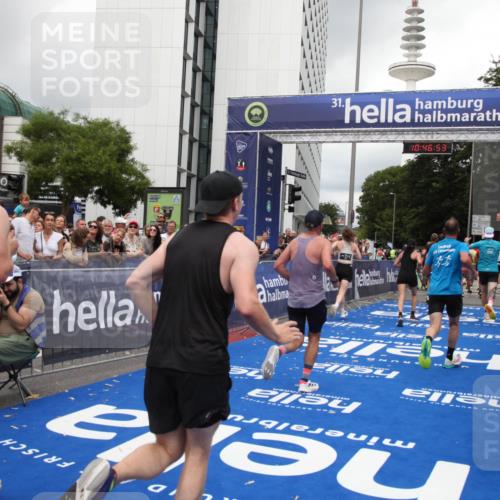 29.06.2025 - hella hamburg halbmarathon Michael Strokosch http://msf.ph/oto/8211985 29.06.2025 10:46:52 Ziel 3976, 6630, 11858, 13940, 14541, 15900, 17172, 17353, 17492, 17669, 17743, 17892, 19105, 19128 meine-sportfotos.de