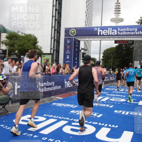 29.06.2025 - hella hamburg halbmarathon Michael Strokosch http://msf.ph/oto/8211994 29.06.2025 10:46:52 Ziel 3976, 6630, 11858, 13940, 14541, 15900, 17172, 17353, 17492, 17669, 17743, 17892, 19105, 19128 meine-sportfotos.de