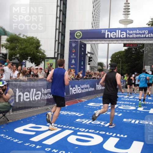 29.06.2025 - hella hamburg halbmarathon Michael Strokosch http://msf.ph/oto/8212023 29.06.2025 10:46:53 Ziel 3976, 4091, 6630, 11858, 13940, 14541, 15900, 17172, 17353, 17492, 17669, 17743, 17892, 19105 meine-sportfotos.de