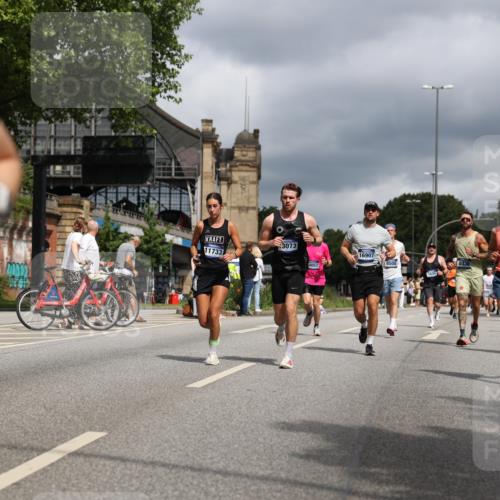 29.06.2025 - hella hamburg halbmarathon Yannick Fuchs http://msf.ph/oto/8212050 29.06.2025 10:45:21 20KM 1335, 1366, 2411, 2540, 2636, 2823, 2946, 4297, 4404, 4967, 5087, 5336, 5600, 5820, 7224, 7369, 7943, 8261, 8508, 8930, 8989, 9214, 9476, 9793, 9959, 10057, 10215, 10508, 10603, 10667, 10691, 10868, 11124, 11422, 11512, 11625, 11733, 12778, 13073, 13403, 13799, 14012, 14458, 15426, 15480, 15871, 15899, 16666, 16907, 17530, 17823, 18820, 19007, 19020, 19053 meine-sportfotos.de