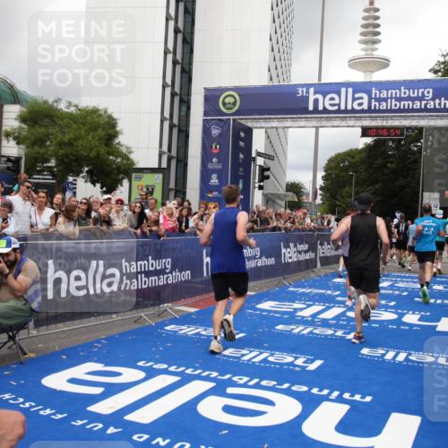 29.06.2025 - hella hamburg halbmarathon Michael Strokosch http://msf.ph/oto/8212052 29.06.2025 10:46:53 Ziel 3976, 4091, 6630, 11858, 13940, 14541, 15900, 17172, 17353, 17492, 17669, 17743, 17892, 19105 meine-sportfotos.de