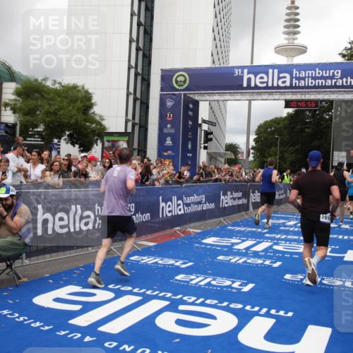29.06.2025 - hella hamburg halbmarathon Michael Strokosch http://msf.ph/oto/8212097 29.06.2025 10:46:55 Ziel 4091, 11858, 13940, 14385, 14541, 15900, 17172, 17353, 17492, 17669, 17892, 19105 meine-sportfotos.de