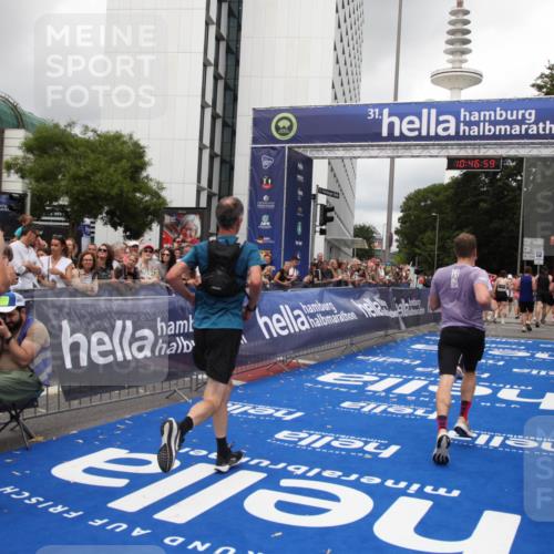 29.06.2025 - hella hamburg halbmarathon Michael Strokosch http://msf.ph/oto/8212179 29.06.2025 10:46:58 Ziel 1139, 1689, 4091, 13940, 14385, 14594, 16081, 17172, 17492, 17892, 17979, 19105 meine-sportfotos.de