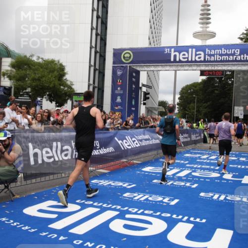 29.06.2025 - hella hamburg halbmarathon Michael Strokosch http://msf.ph/oto/8212238 29.06.2025 10:46:58 Ziel 1139, 1689, 4091, 13940, 14385, 14594, 16081, 17172, 17492, 17892, 17979, 19105 meine-sportfotos.de