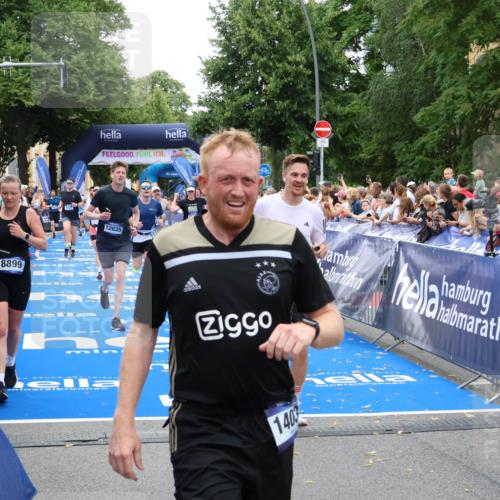 29.06.2025 - hella hamburg halbmarathon Zöllner http://msf.ph/oto/8212268 29.06.2025 10:50:30 Ziel 3414, 4127, 4247, 5447, 6795, 8153, 8899, 11455, 12035, 12624, 14626, 17319, 18394 meine-sportfotos.de