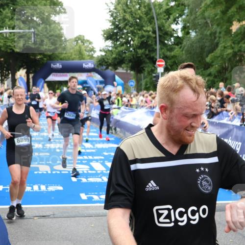 29.06.2025 - hella hamburg halbmarathon Zöllner http://msf.ph/oto/8212296 29.06.2025 10:50:31 Ziel 3414, 4127, 4247, 5447, 6795, 8153, 8899, 11455, 12035, 12624, 14626, 17319, 18394 meine-sportfotos.de