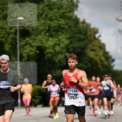 29.06.2025 - hella hamburg halbmarathon Dr. Thomas Lammeyer http://msf.ph/oto/8212381 29.06.2025 09:49:01 Kennedybrücke 57, 1686, 1707, 1894, 2689, 4129, 4463, 4679, 4698, 4749, 5187, 5550, 6358, 6878, 7186, 7481, 7880, 7965, 8062, 8190, 10017, 10484, 10876, 11120 meine-sportfotos.de