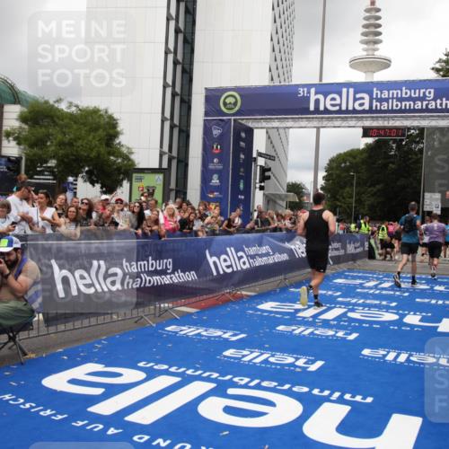 29.06.2025 - hella hamburg halbmarathon Michael Strokosch http://msf.ph/oto/8212427 29.06.2025 10:47:00 Ziel 1139, 1689, 4091, 10122, 13728, 14385, 14449, 14594, 16081, 17172, 17892, 17979, 19105 meine-sportfotos.de