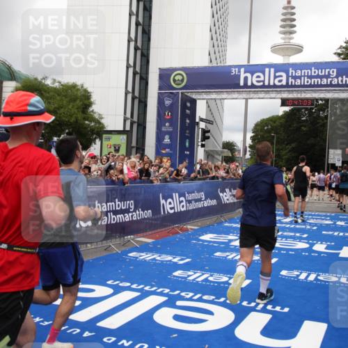 29.06.2025 - hella hamburg halbmarathon Michael Strokosch http://msf.ph/oto/8212469 29.06.2025 10:47:02 Ziel 1139, 1689, 4091, 4377, 10122, 13728, 14385, 14415, 14449, 14594, 14783, 15825, 16081, 17979 meine-sportfotos.de