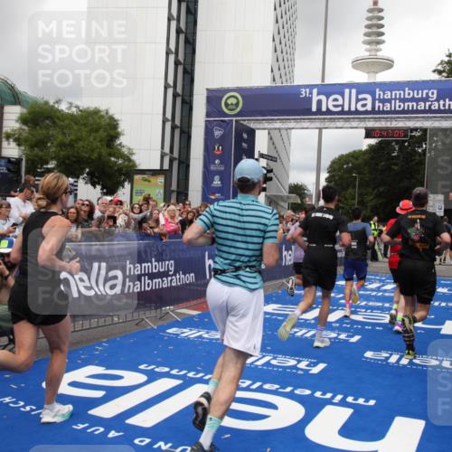 29.06.2025 - hella hamburg halbmarathon Michael Strokosch http://msf.ph/oto/8212518 29.06.2025 10:47:03 Ziel 1139, 1689, 4377, 9794, 10122, 13728, 14385, 14415, 14449, 14594, 14783, 15825, 16081, 17979 meine-sportfotos.de