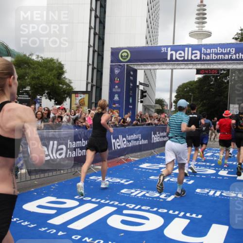 29.06.2025 - hella hamburg halbmarathon Michael Strokosch http://msf.ph/oto/8212531 29.06.2025 10:47:04 Ziel 1139, 1689, 4377, 5472, 9794, 10122, 13728, 14385, 14415, 14449, 14594, 14783, 15825, 16081, 17979 meine-sportfotos.de