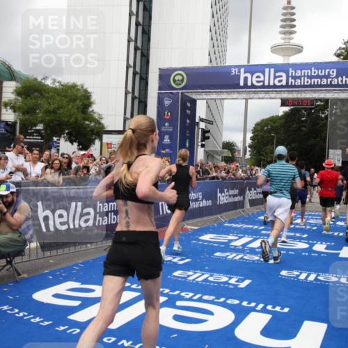 29.06.2025 - hella hamburg halbmarathon Michael Strokosch http://msf.ph/oto/8212544 29.06.2025 10:47:04 Ziel 1139, 1689, 4377, 5472, 9794, 10122, 13728, 14385, 14415, 14449, 14594, 14783, 15825, 16081, 17979 meine-sportfotos.de