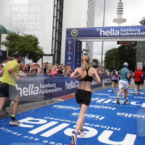 29.06.2025 - hella hamburg halbmarathon Michael Strokosch http://msf.ph/oto/8212565 29.06.2025 10:47:05 Ziel 1139, 1460, 1689, 4377, 5472, 6700, 9794, 10122, 13728, 14415, 14449, 14594, 14783, 15825, 16081, 17979 meine-sportfotos.de