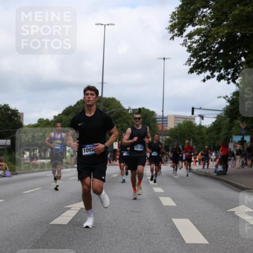 29.06.2025 - hella hamburg halbmarathon Yannick Fuchs http://msf.ph/oto/8212593 29.06.2025 10:32:30 20KM 1505, 2404, 3480, 3790, 5791, 7152, 7154, 7743, 8571, 9017, 9171, 9643, 9944, 10793, 10922, 11106, 11423, 11952, 13148, 13595, 13900, 14274, 15303, 15382, 15888, 16698, 17726, 18103, 18193, 18276, 18277, 18723 meine-sportfotos.de